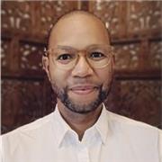 à tous ! Professeur certifié de FLE, je partage avec passion mon expertise sur la langue et la culture française